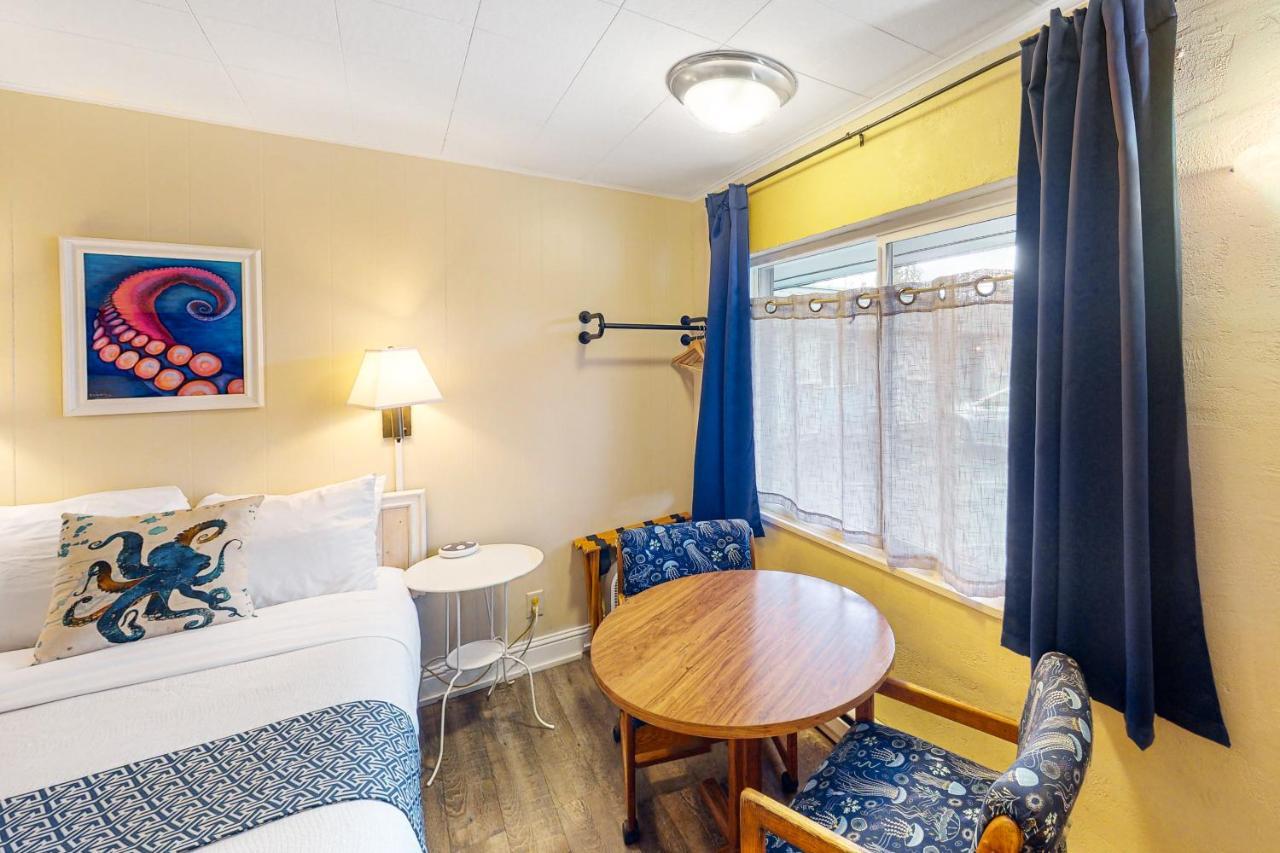 Lamplighter Inn - Tropical Fish Cove And Octopus Encounter Bandon Exterior photo