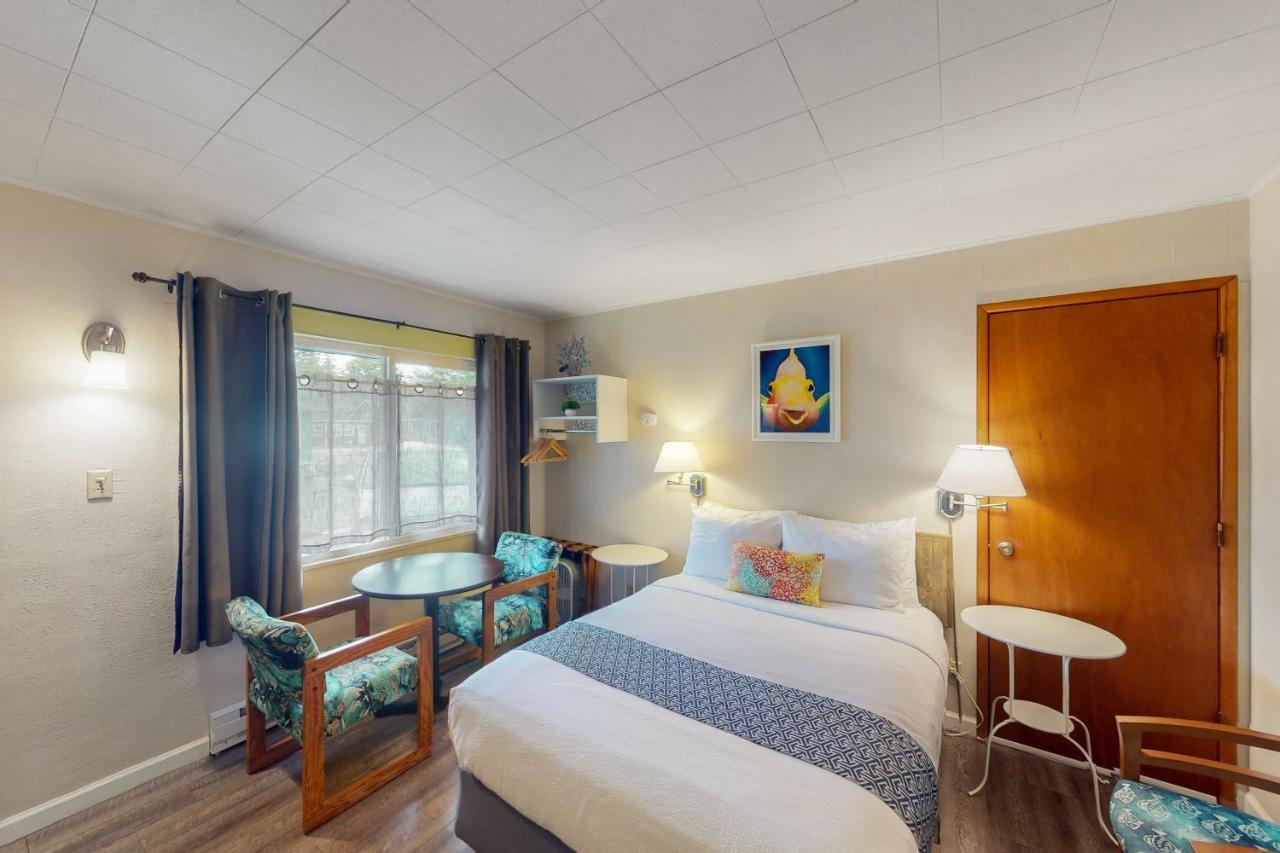 Lamplighter Inn - Tropical Fish Cove And Octopus Encounter Bandon Exterior photo
