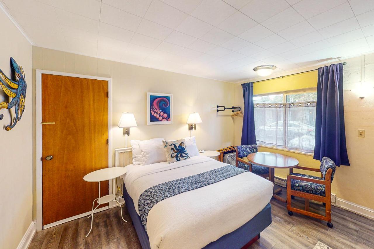 Lamplighter Inn - Tropical Fish Cove And Octopus Encounter Bandon Exterior photo