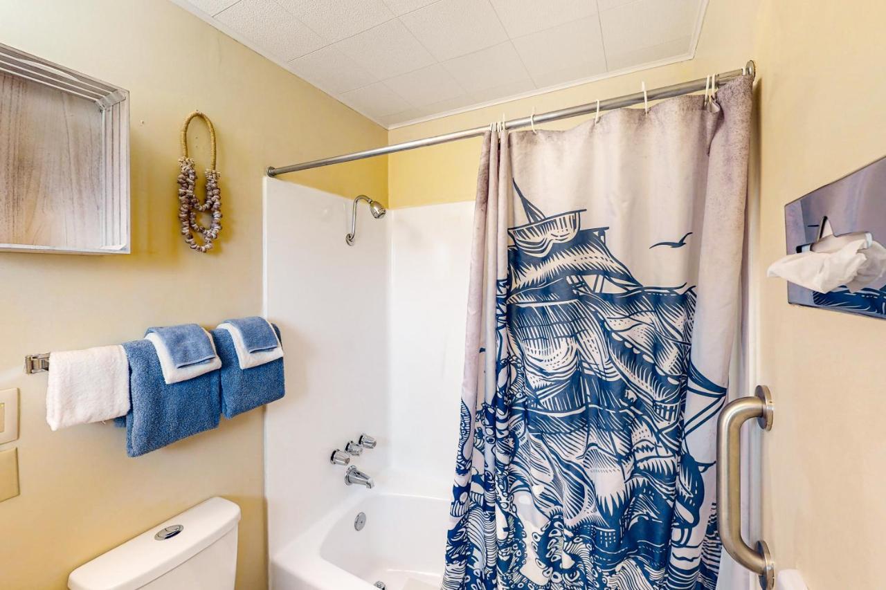 Lamplighter Inn - Tropical Fish Cove And Octopus Encounter Bandon Exterior photo