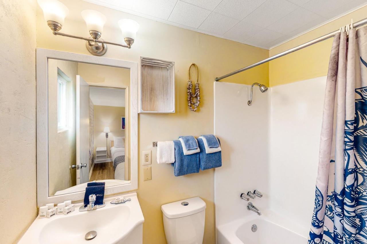 Lamplighter Inn - Tropical Fish Cove And Octopus Encounter Bandon Exterior photo
