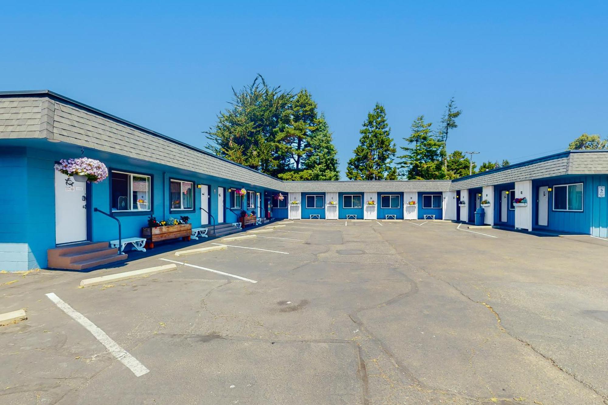 Lamplighter Inn - Tropical Fish Cove And Octopus Encounter Bandon Exterior photo