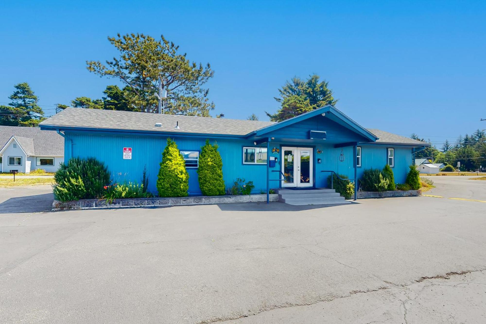 Lamplighter Inn - Tropical Fish Cove And Octopus Encounter Bandon Exterior photo