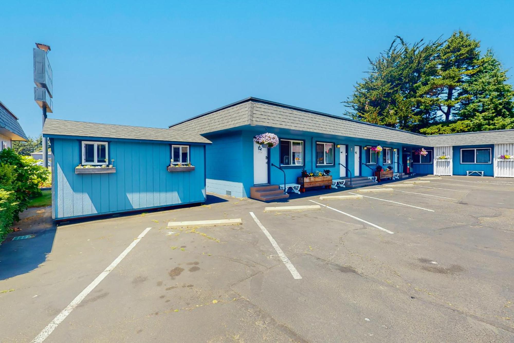 Lamplighter Inn - Tropical Fish Cove And Octopus Encounter Bandon Exterior photo