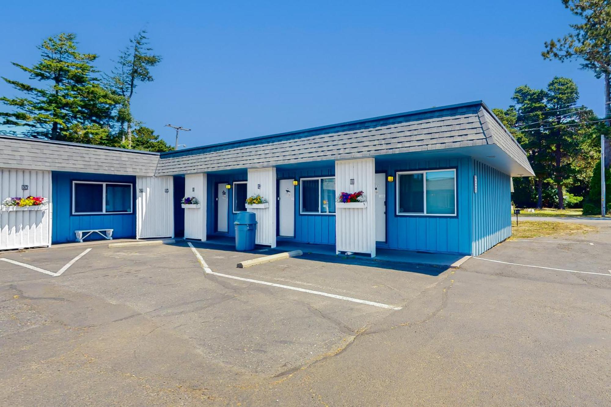 Lamplighter Inn - Tropical Fish Cove And Octopus Encounter Bandon Exterior photo